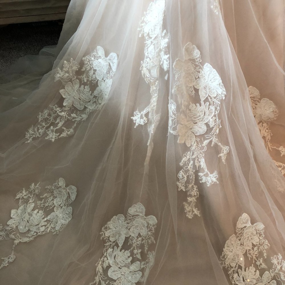Melissa Sweet lace plunge wedding dress Sz 8 +  belt & veil - Picture 14 of 16